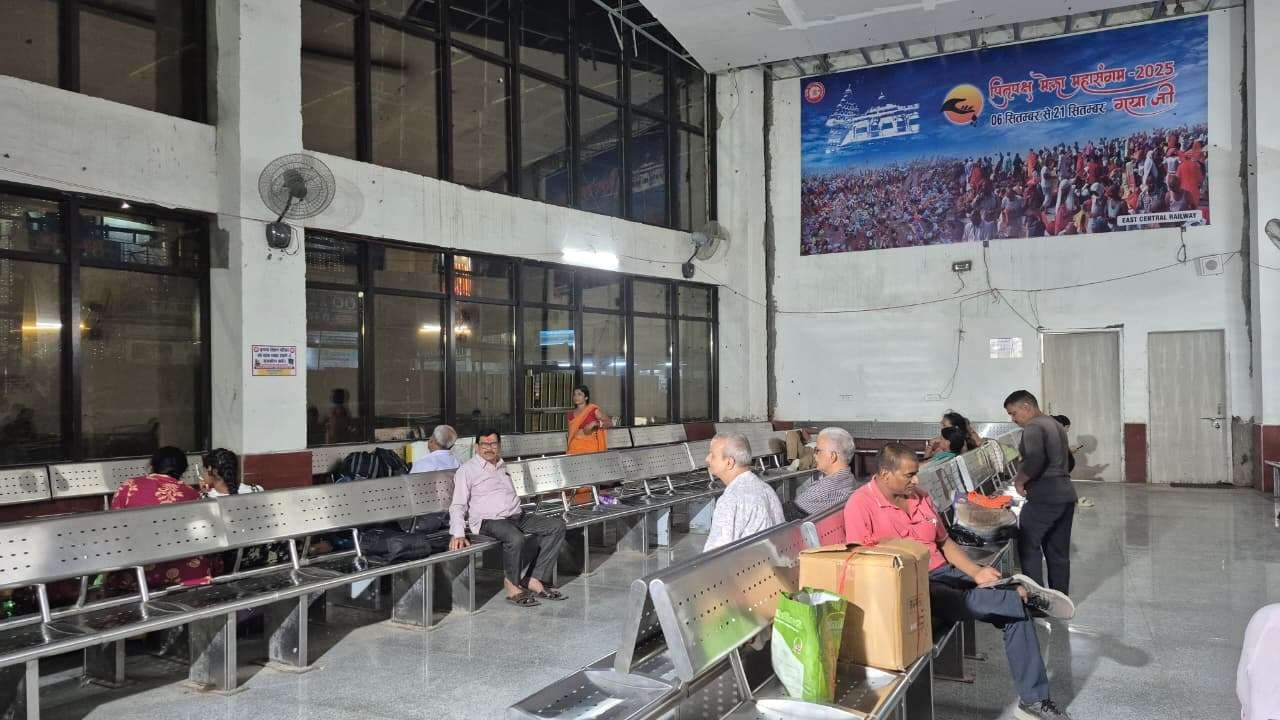 यात्री के साथ परिजन नहीं आ सकेंगे प्लेटफॉर्म तक, होल्डिंग एरिया में करेंगे इंतजार