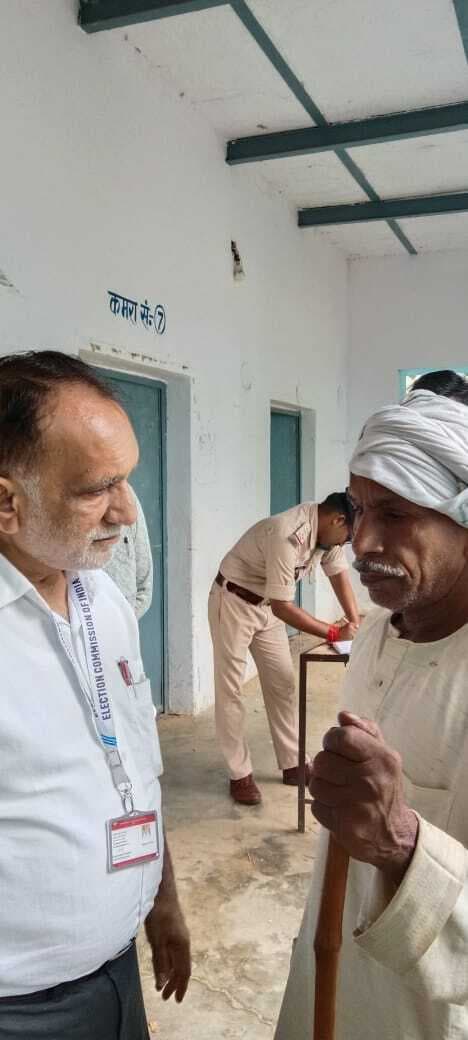 चैनपुर विधानसभा क्षेत्र की बूथों का सामान्य प्रेक्षक ने किया निरीक्षण