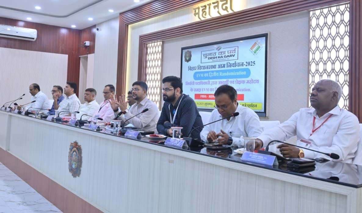 अभ्यर्थियों व प्रेक्षकों की मौजूदगी में इवीएम का द्वितीय रैंडमाइजेशन की प्रक्रिया पूरी