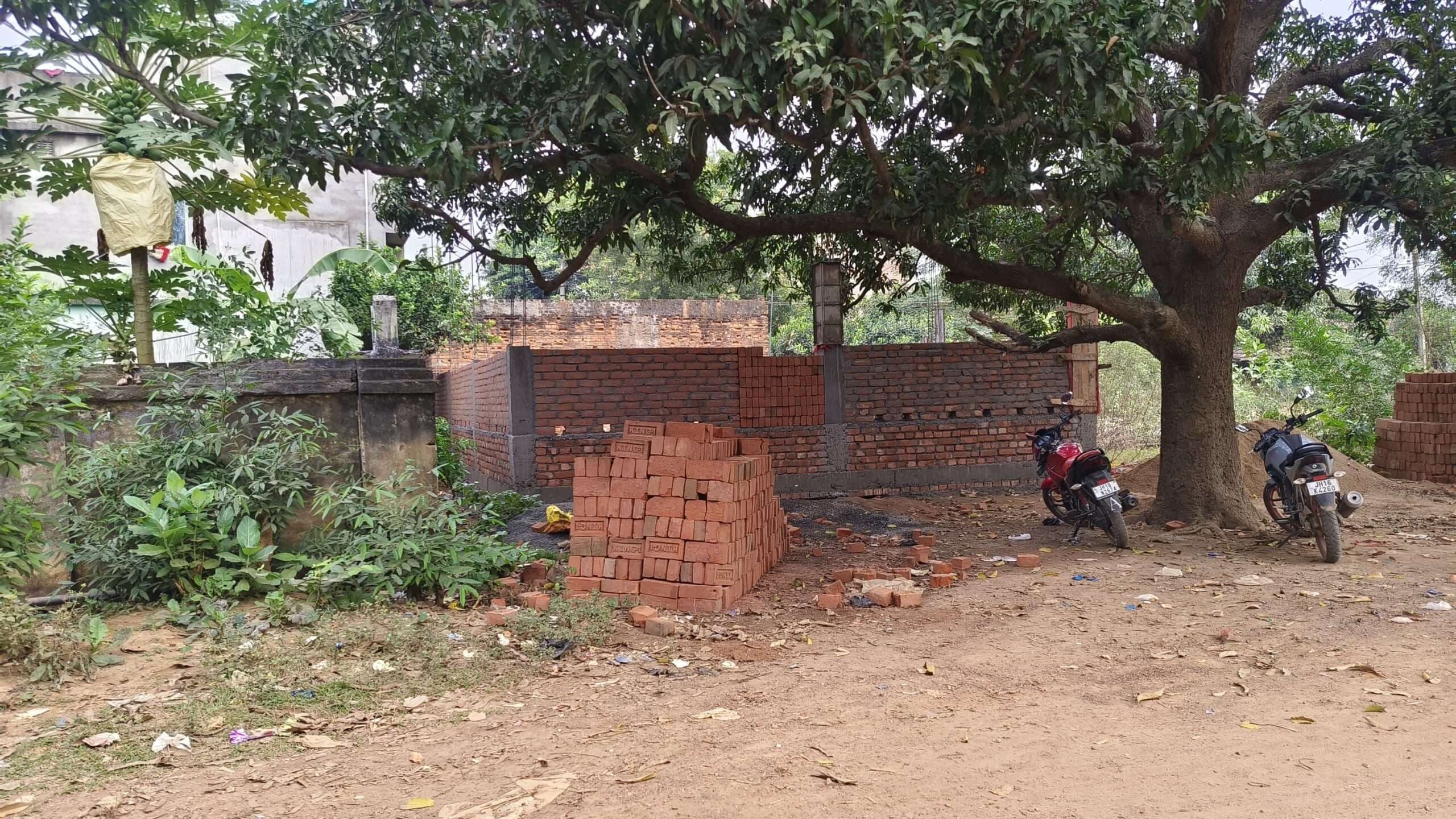 विद्यालय की जमीन पर अवैध निर्माण की शिकायत