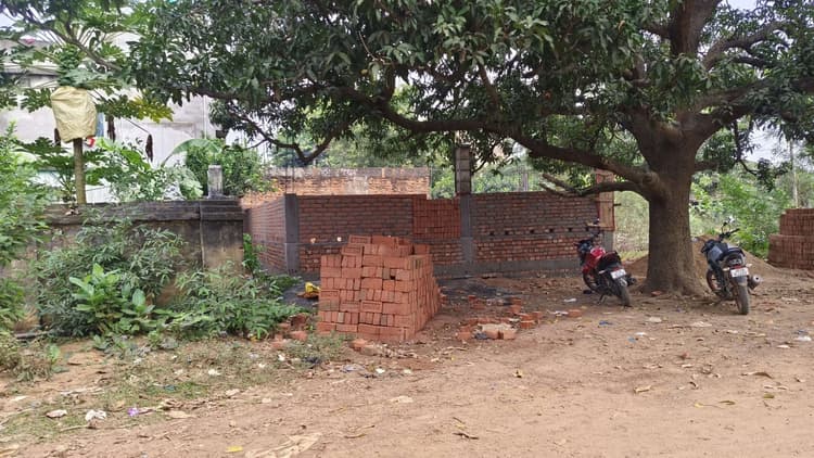 विद्यालय की जमीन पर अवैध निर्माण की शिकायत