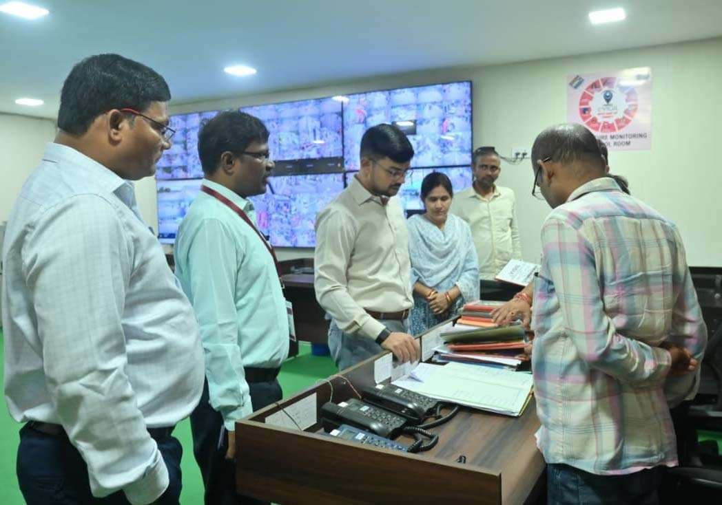 डीएम ने हेल्पलाइन सह नियंत्रण कक्ष का किया निरीक्षण