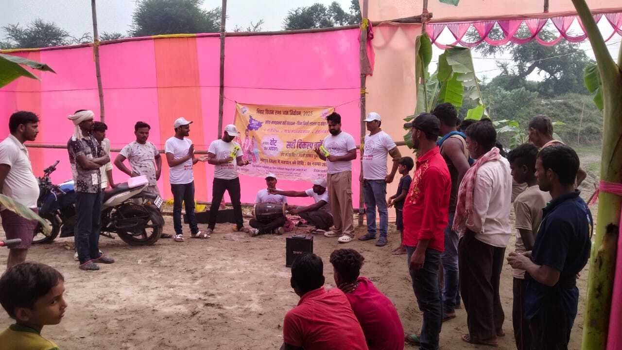 नुक्कड़ नाटक के माध्यम से मतदाताओं से वोट करने की अपील