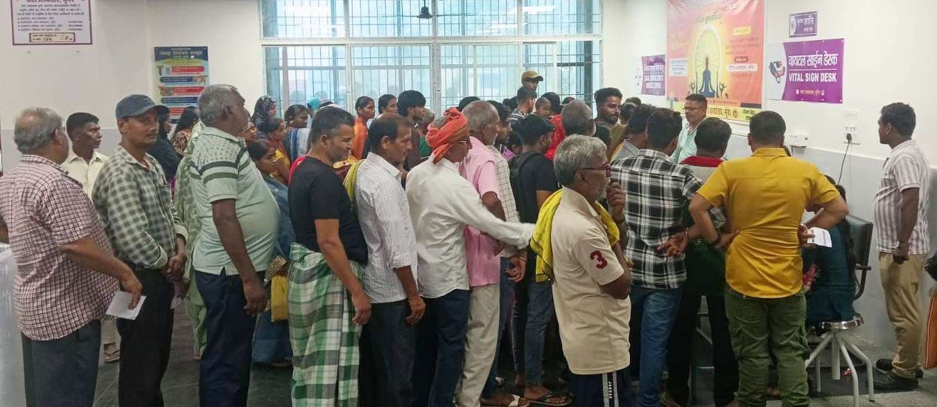 त्योहार समाप्त होते ही सदर अस्पताल के ओपीडी में मरीजों की लगी भारी भीड़
