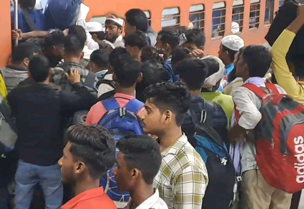 छठ पूजा खत्म होते ही ट्रेनों में बढ़ी भीड़, अब काम पर लौटने के लिए हो रही जद्दोजहद