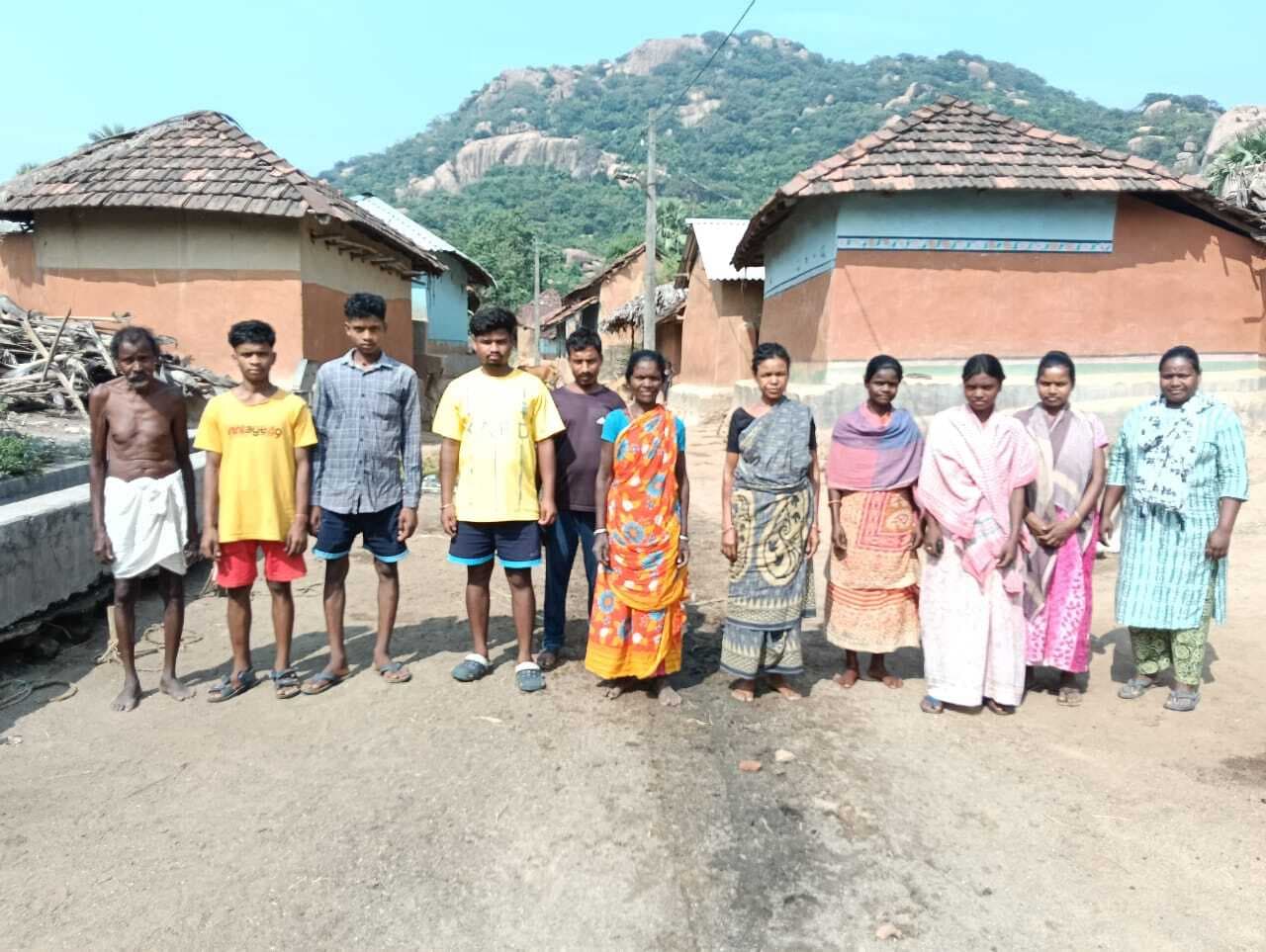 बड़ातरणी आदिवासी टोला तक पक्की सड़क बनाने की मांग