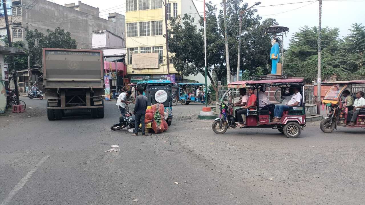 टोटो से टकराने से बाइक सवार सड़क पर गिरा