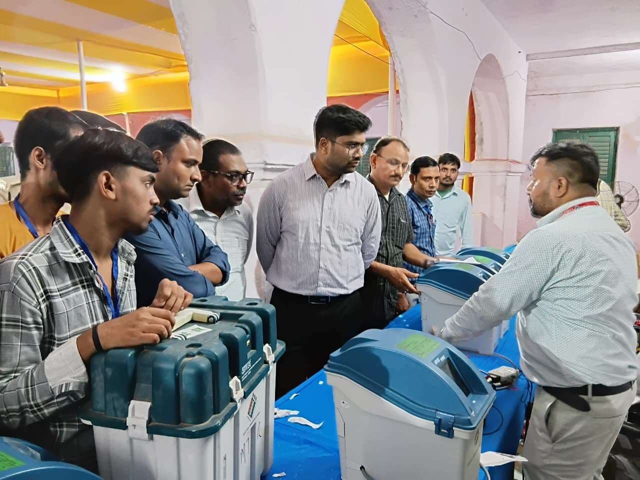 ईवीएम कमिशनिंग कार्य संपन्न, अब मतदान पूर्व पोलिंग पार्टी को कराया जायेगा उपलब्ध