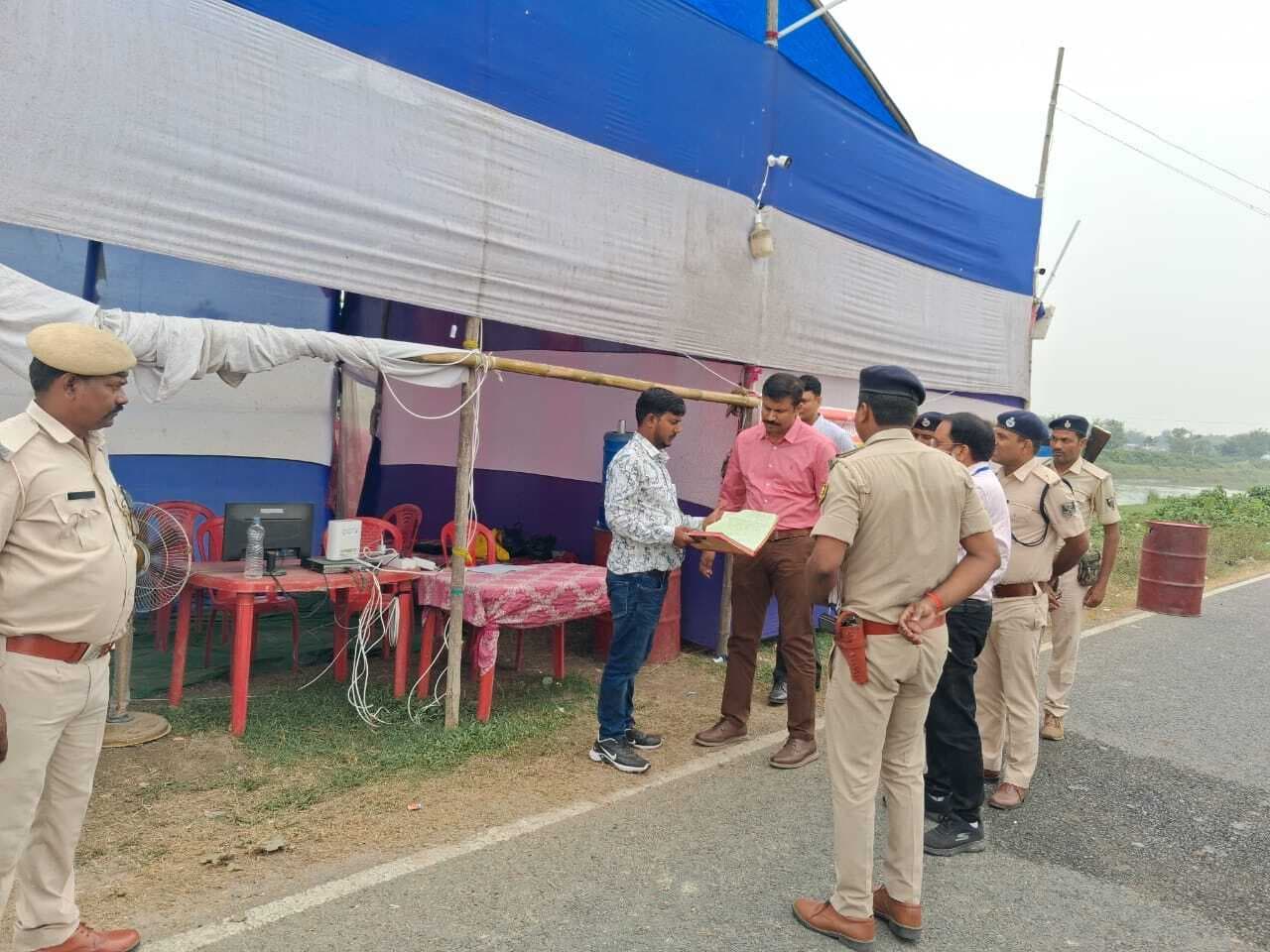 पुलिस आब्जर्वर आइटीएस पी प्रकाश ने बूथ व चेकपोस्ट का किया निरीक्षण
