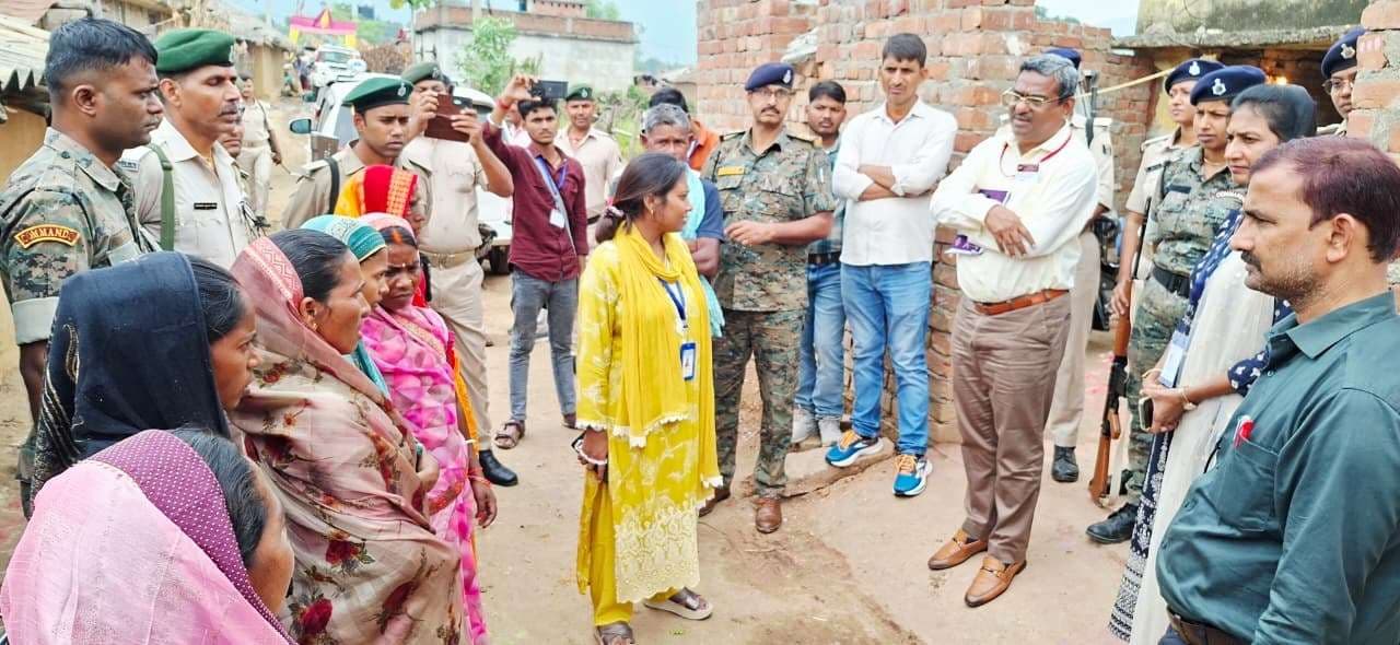 सामान्य प्रेक्षक व पुलिस प्रेक्षक ने नक्सल प्रभावित बूथों का किया निरीक्षण