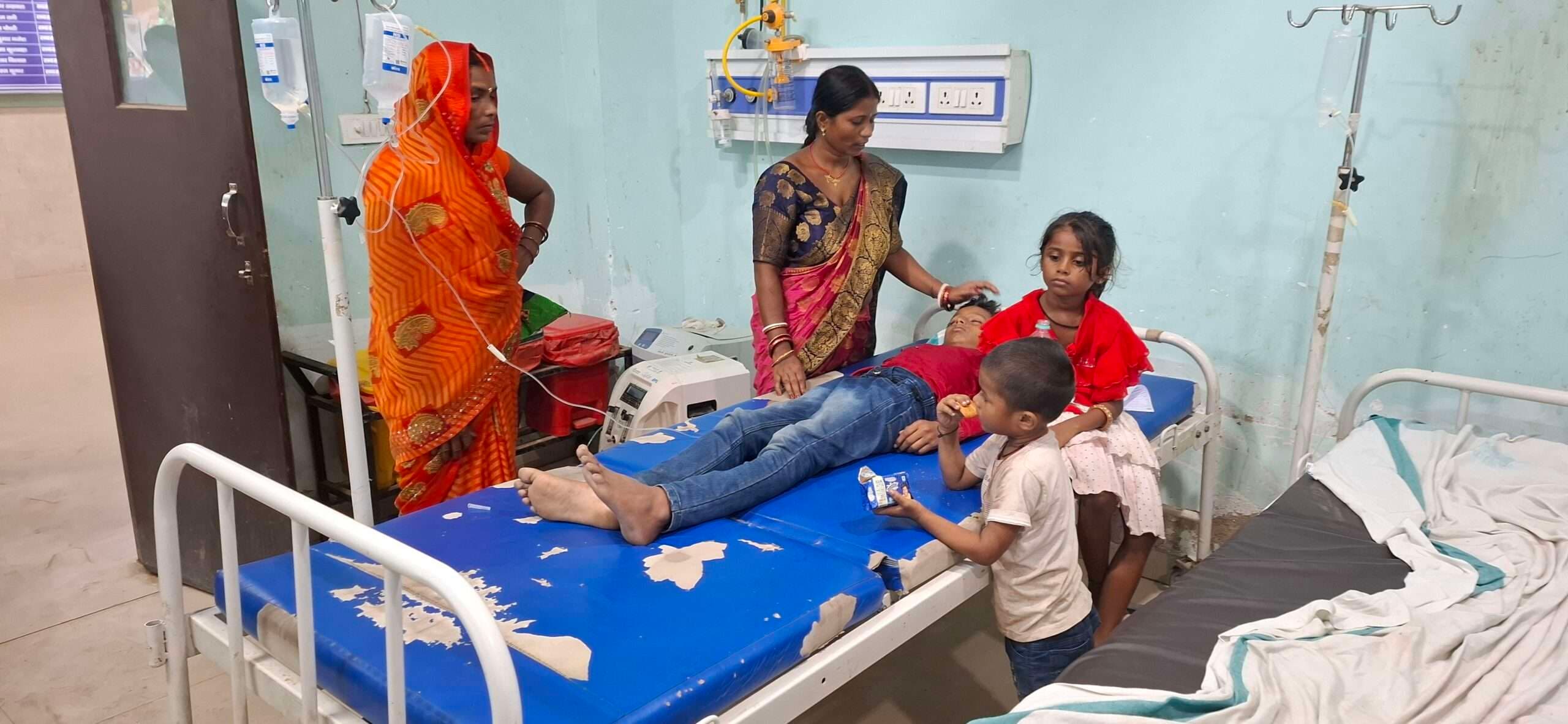 बस में यात्रियों की भीड़ से किशोर हुआ बेहोश