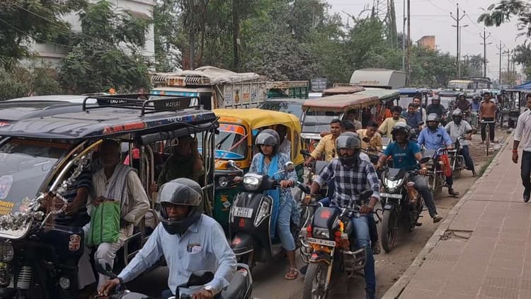 Samastipur News:सड़क पर बढ़ा वाहनों का दबाव, ट्रैफिक व्यवस्था चरमराई