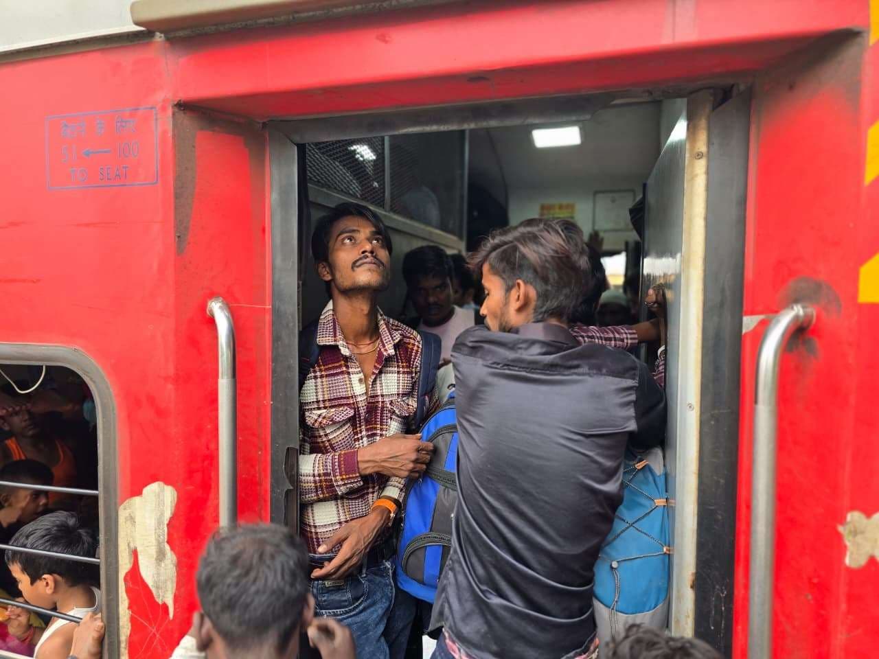 hajipur news. छठ पूजा के बाद लौटने लगे प्रवासी, ट्रेनों में बढ़ी भीड़