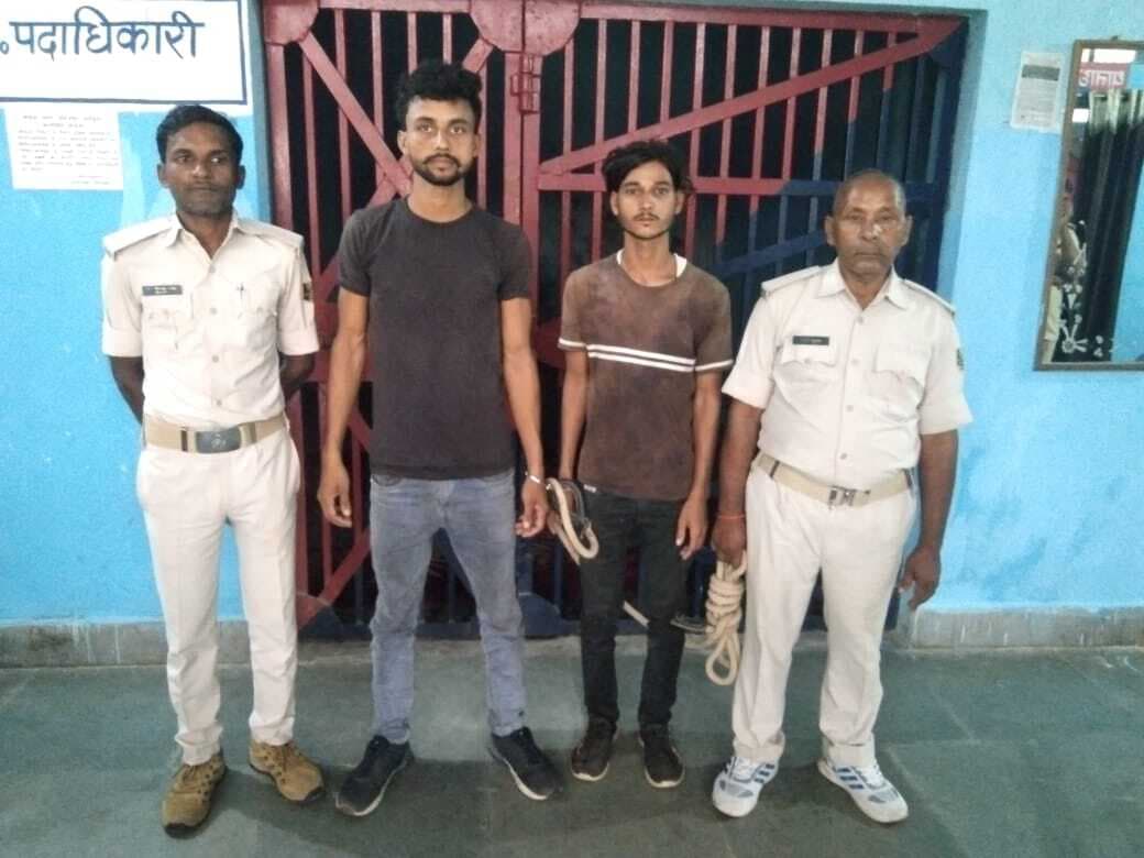 बैटरी रिक्शा चोरी मामले में दो युवक रिक्शा के साथ गिरफ्तार