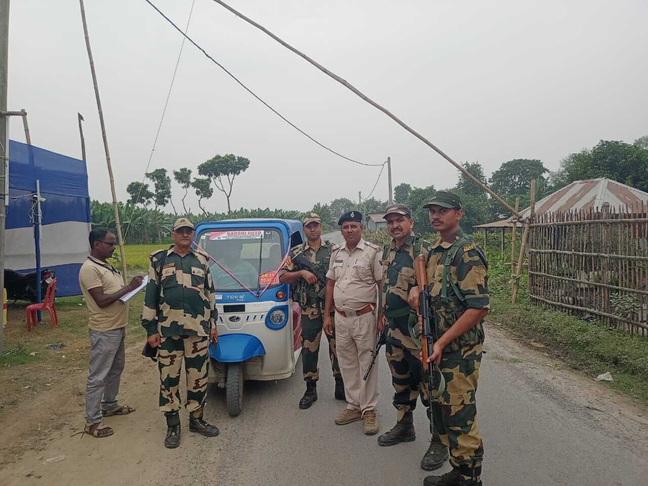 सघनता से मालवाहक व यात्री वाहनों की जांच की जा रही