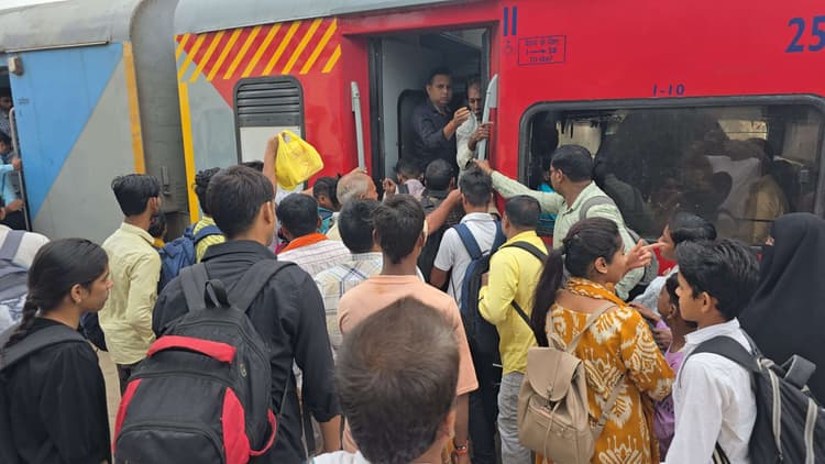 ट्रेनों में पैर रखने की भी नहीं मिल पा रही जगह