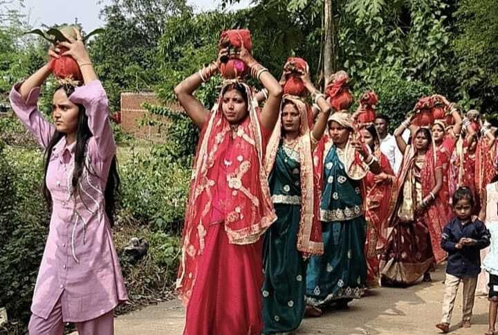 सारवां : हरिनाम संकीर्तन को लेकर निकाली गयी कलश यात्रा