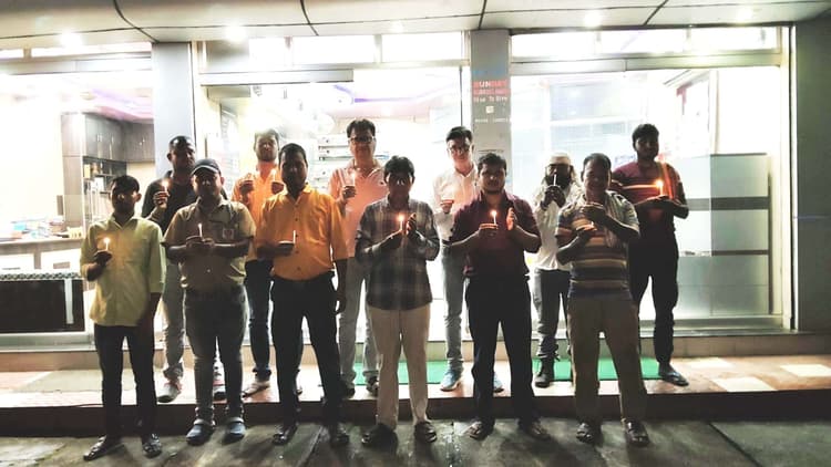 एलपीजी डिस्ट्रीब्यूटर्स ने मोमबत्ती जलाकर किया विरोध-प्रदर्शन