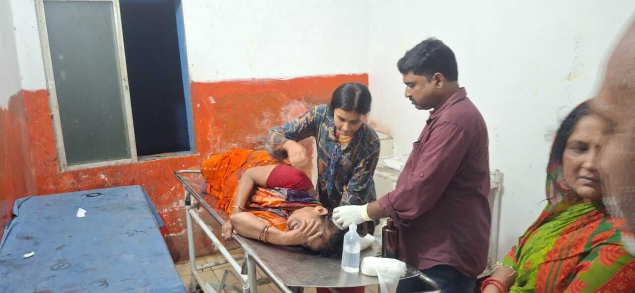 टोटो के धक्के से बाइक सवार दंपती जख्मी, रेफर