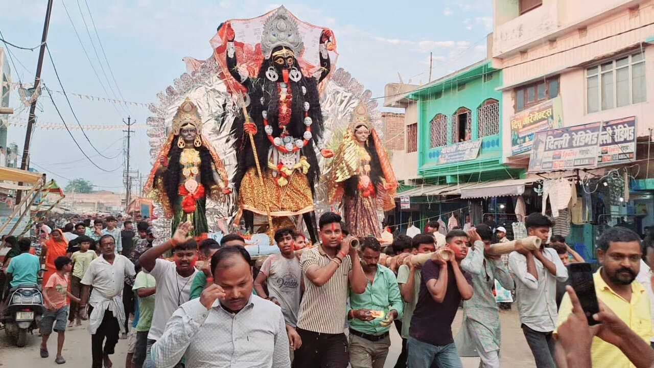 नम आंखों से भक्तों ने दी मां काली को विदाई