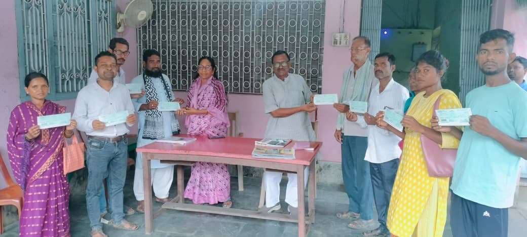 गंभीर बीमारी योजना के 12 लाभुकों के बीच सांसद ने बांटे 4.5 लाख के चेक