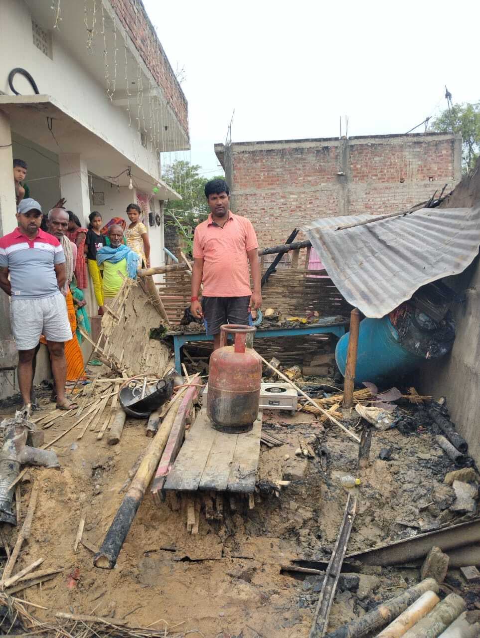 गैस सिलेंडर लीक होने से घर में लगी आग