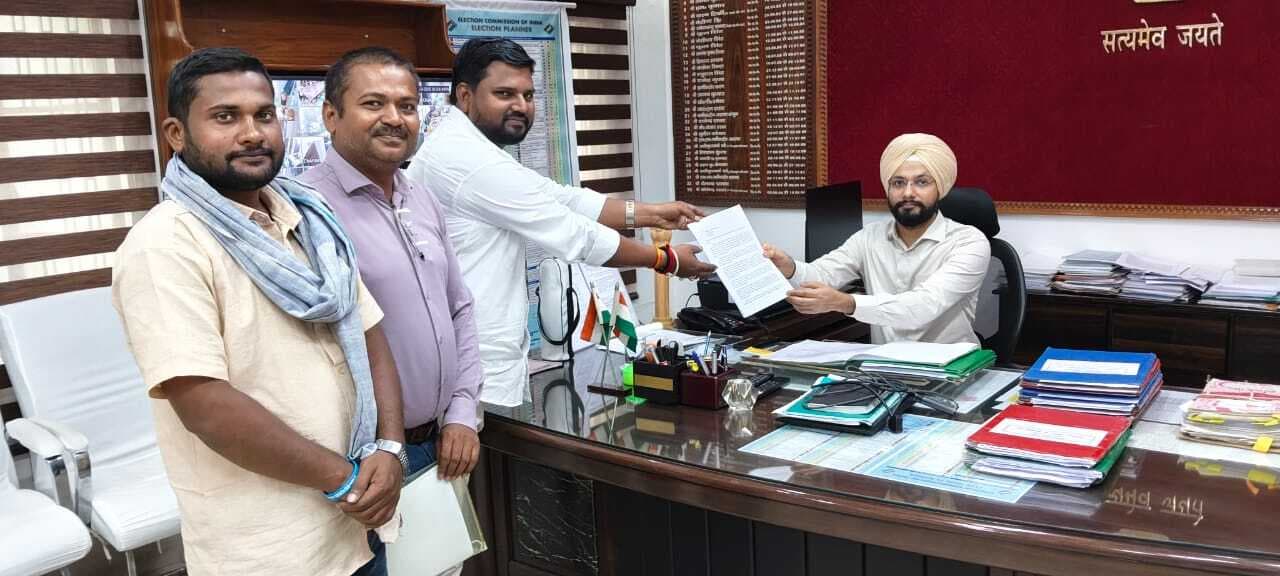 स्नातक निर्वाचन प्रक्रिया में सुधार की मांग को लेकर डीएम से मिला शिष्टमंडल, सौंपा ज्ञापन