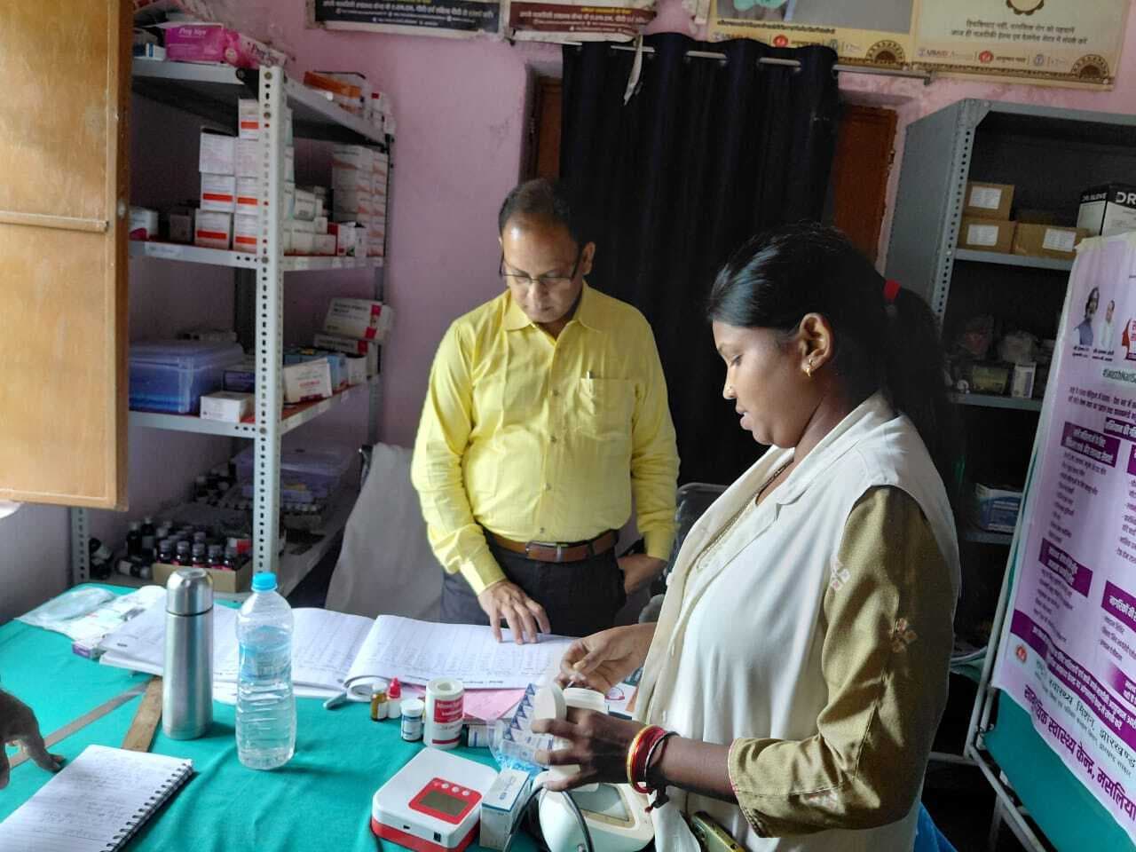 बिना सूचना के केंद्र से सेविका गायब, पीडीएस दुकान भी मिली बंद