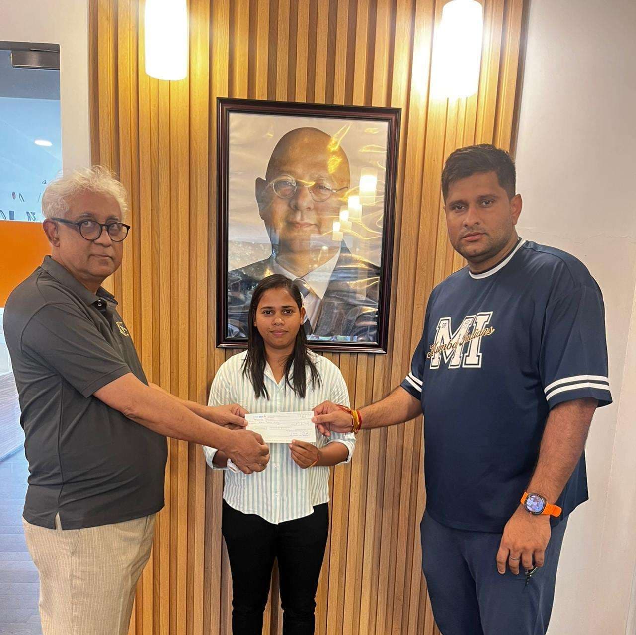 JSCA Extends Financial Assistance to Mamta Paswan: जेएससीए ने महिला क्रिकेटर ममता पासवान को दिया एक लाख का चेक