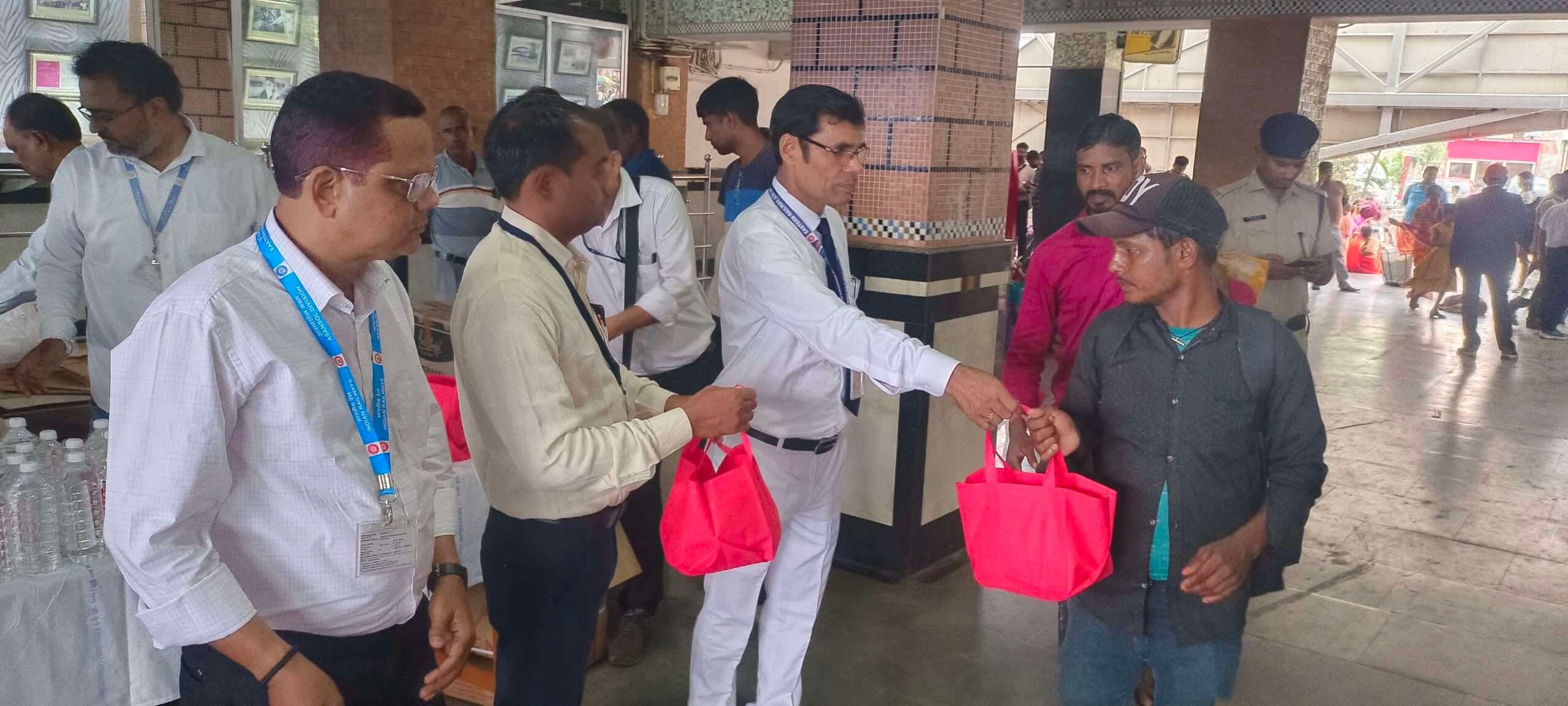 Deoghar news : काम पर जा रहे जरूरतमंद प्रवासियों को रेलवे ने उपलब्ध कराया भोजन का पैकेट
