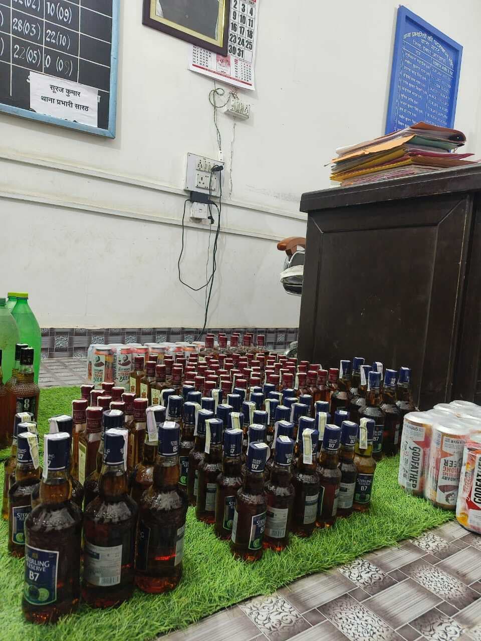 पुलिस छापेमारी में अंग्रेजी शराब, बीयर व महुआ जब्त, केस दर्ज