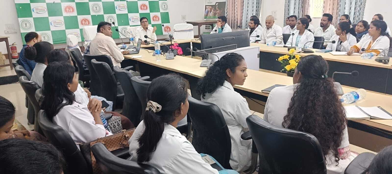 स्वास्थ्य सेवाओं की गुणवत्ता सुधारने और रक्तदान पर विशेष जोर