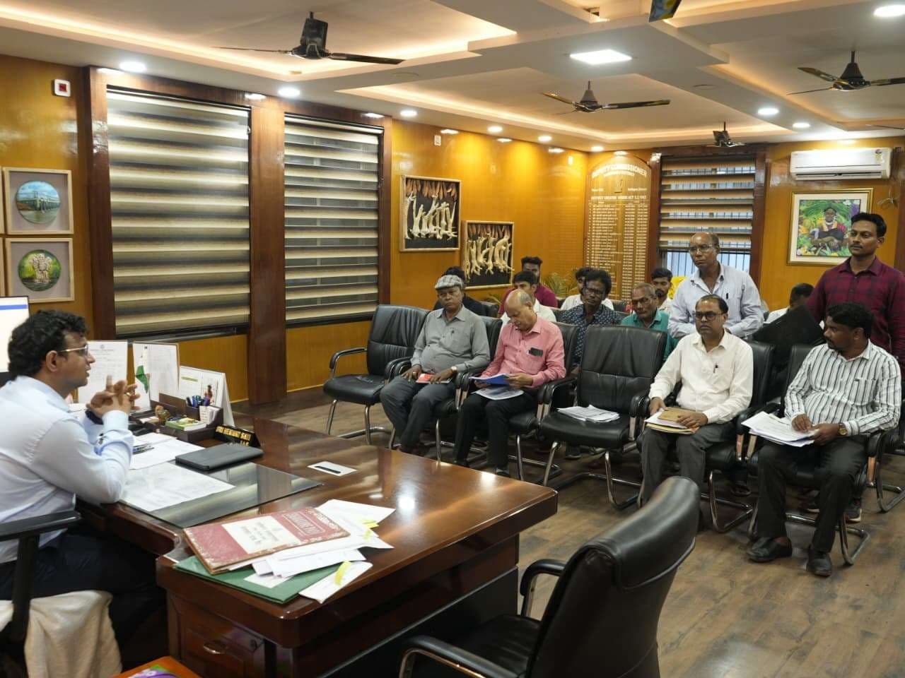 गुणवत्तापूर्ण एवं समयबद्ध तरीके से योजनाओं पर काम: डीसी