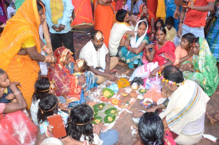 Deoghar news : गोपाष्टमी तिथि पर बाबा मंदिर में 20 हजार बच्चों का हुआ मुंडन संस्कार