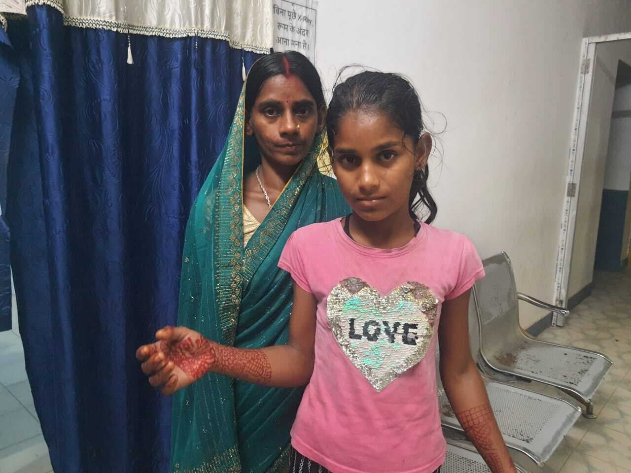 कटहल के पेड़ से गिरी किशोरी, दोनों हाथ टूटा