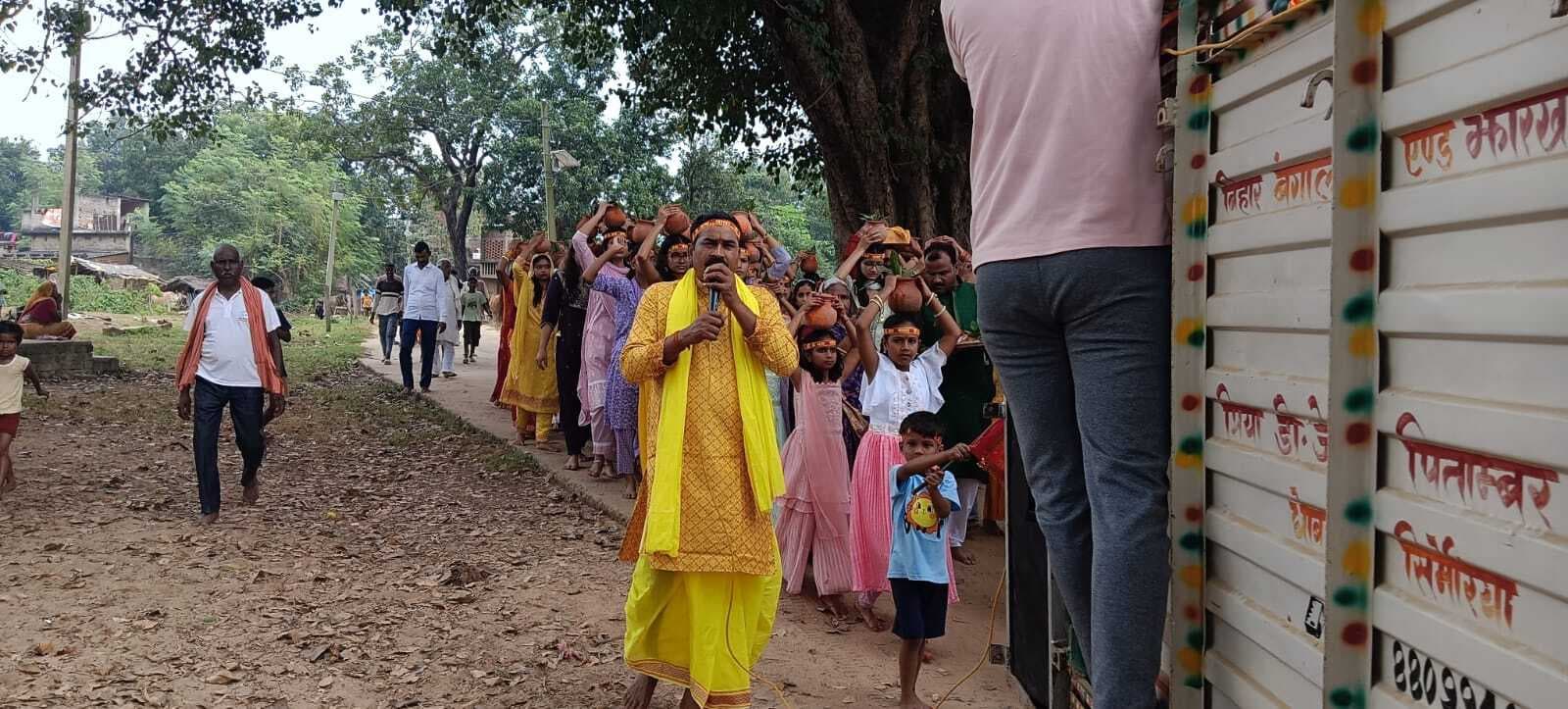 कलश शोभायात्रा के साथ श्रीमद्भागवत कथा यज्ञ का हुआ शुभारंभ