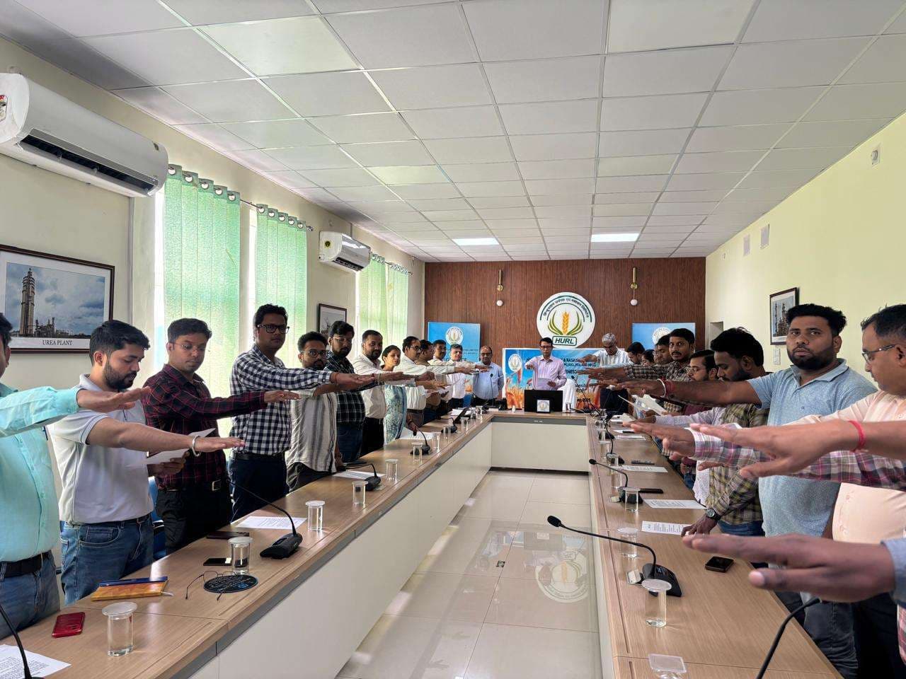 Dhanbad News : हर्ल के कर्मियों ने निष्ठा, पारदर्शिता व ईमानदारी की शपथ ली