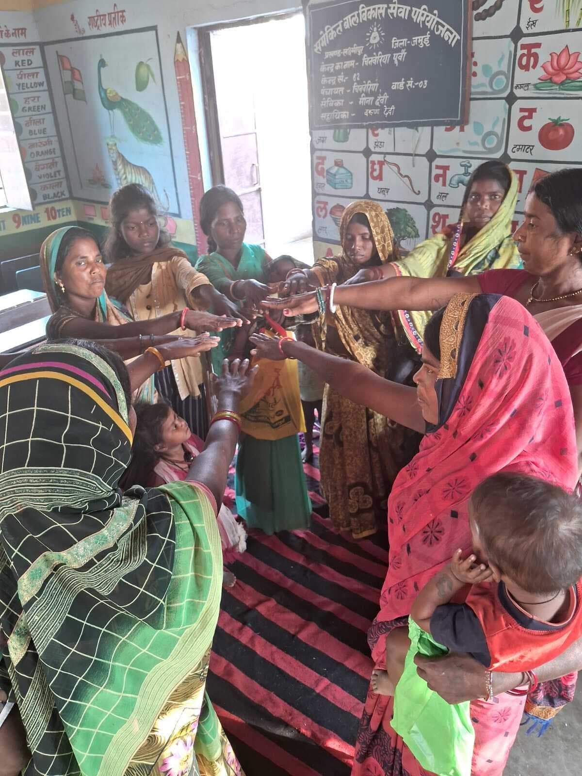 चिनबेरिया में महिलाओं ने उठायी लोकतंत्र की मशाल, वोट के लिए किया प्रेरित