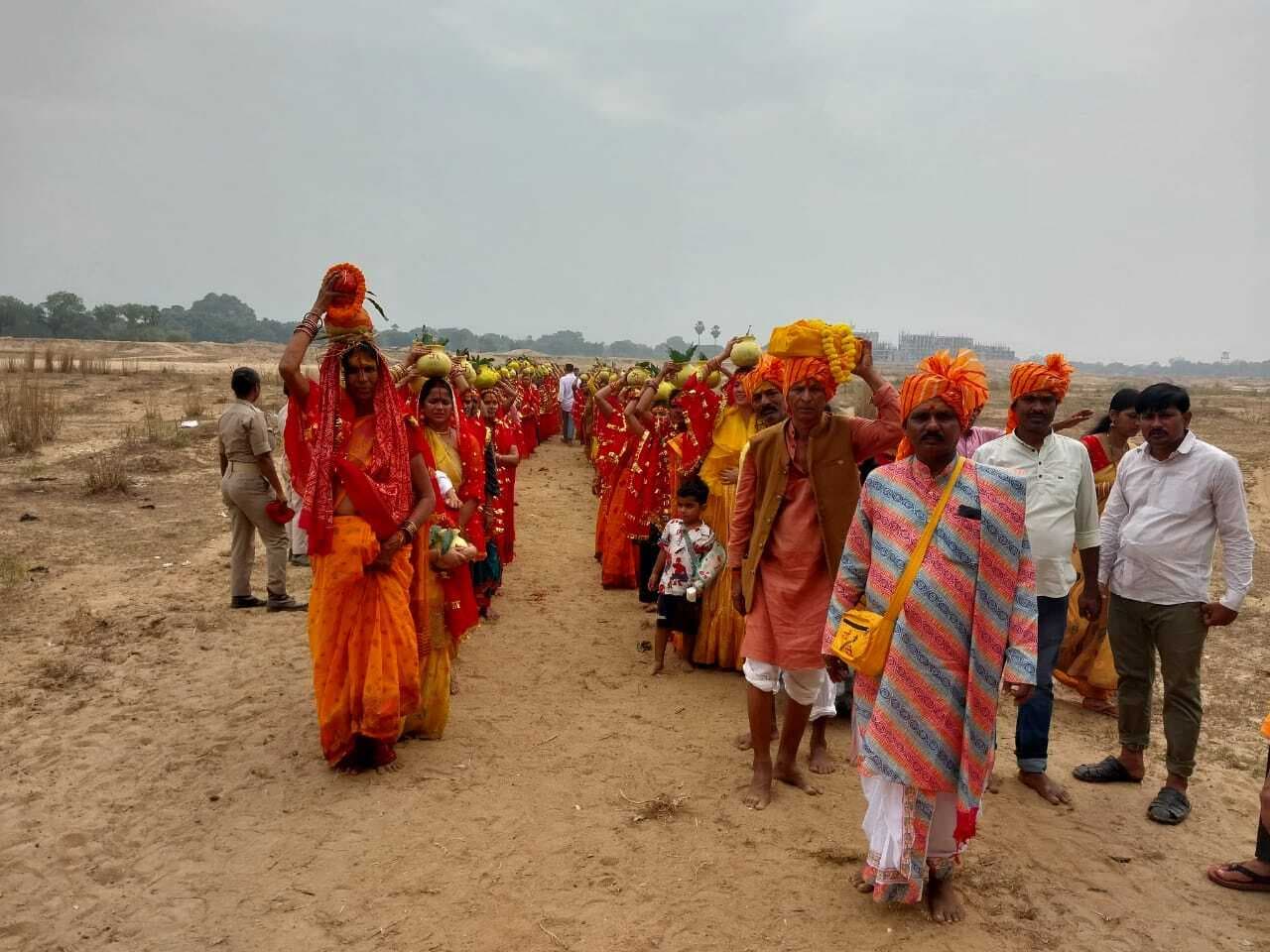 कलश यात्रा में 251 कन्याएं व महिलाएं हुईं शामिल