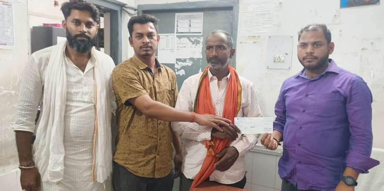 मृतक के परिजनों को सीओ ने सौंपा चेक