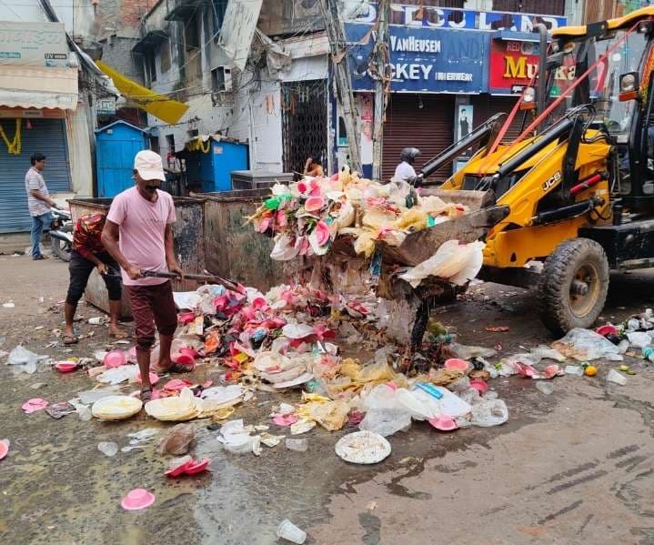 Darbhanga News: दो दिनाें तक कचरे से पटे रहने के बाद शहर से हुआ कूड़े का उठाव