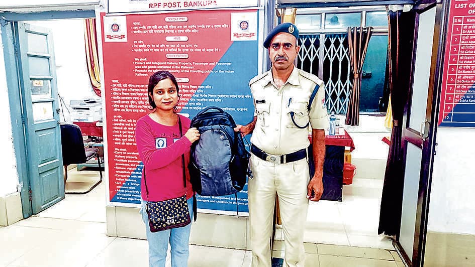 आरपीएफ ने यात्री का ट्रेन में छूटा लैपटॉप लौटाया