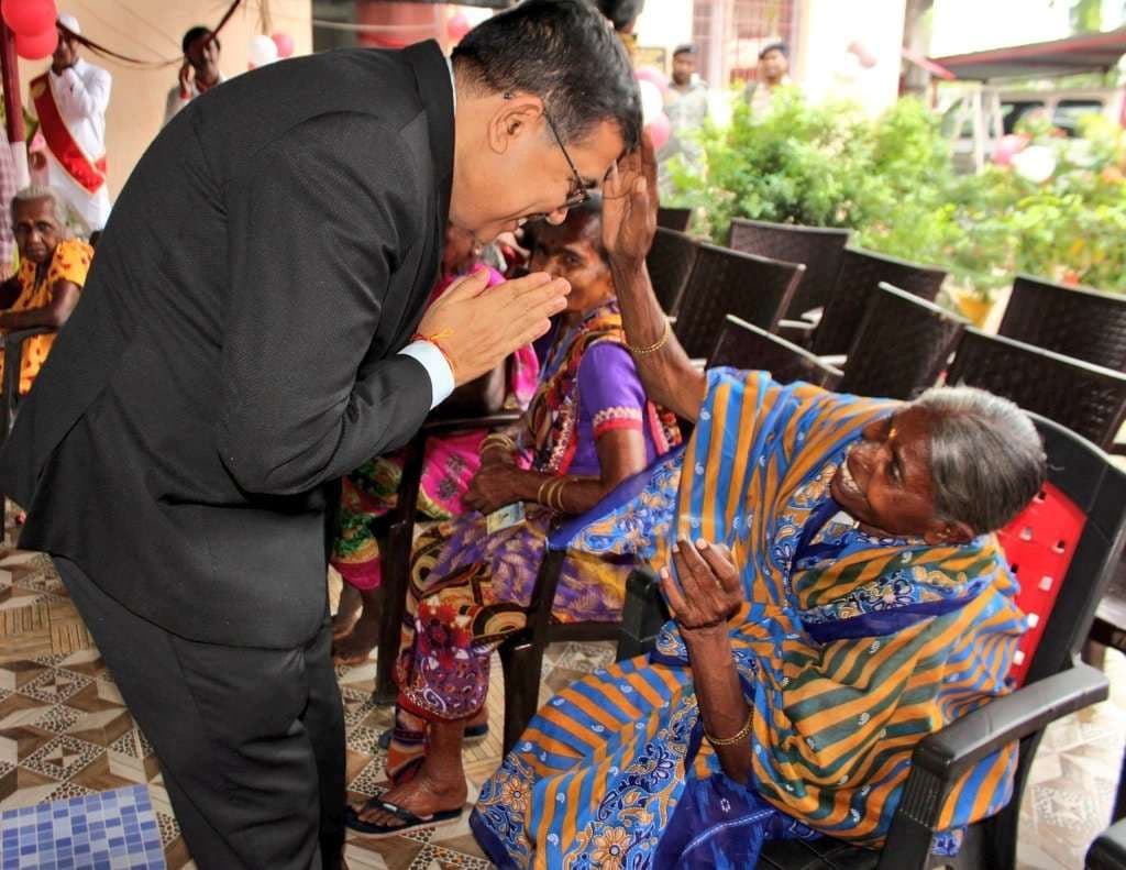 Bokaro News : डीसी ने वृद्धाश्रम का लिया जायजा, वृद्धों का जाना कुशल-क्षेम