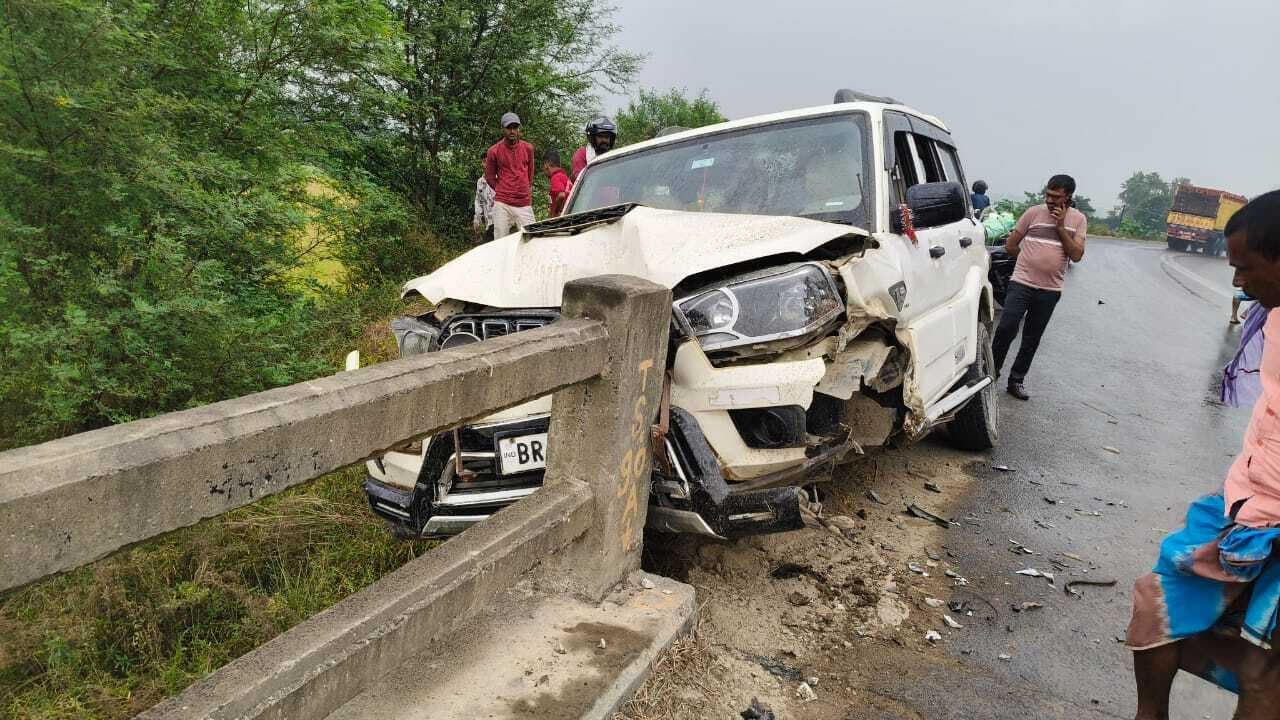 स्कार्पियो पुलिया की रेलिंग से टकरायी, बाल बाल बचे चालक व सवार