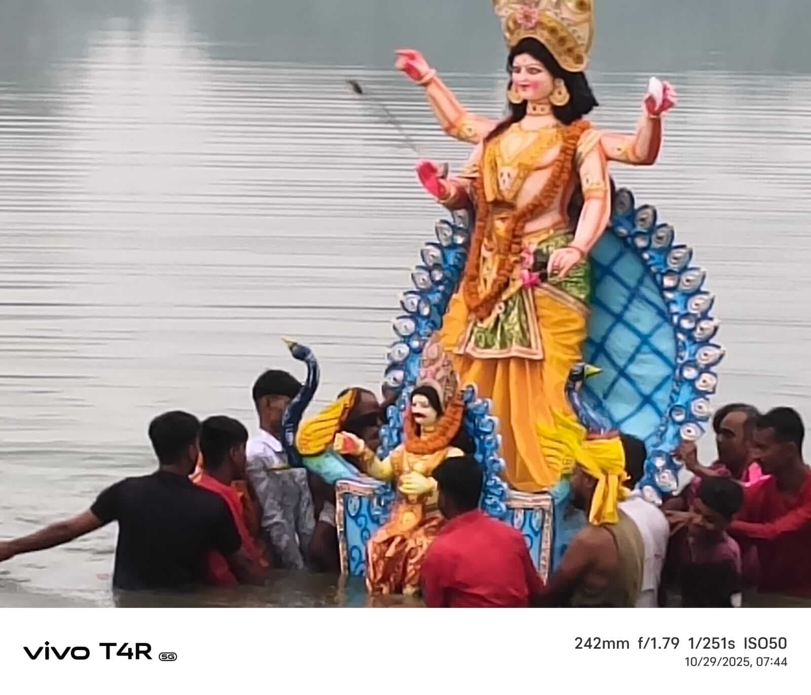 Darbhanga News: जयघोष के साथ भगवान सूर्यदेव की प्रतिमा का किया गया विसर्जन