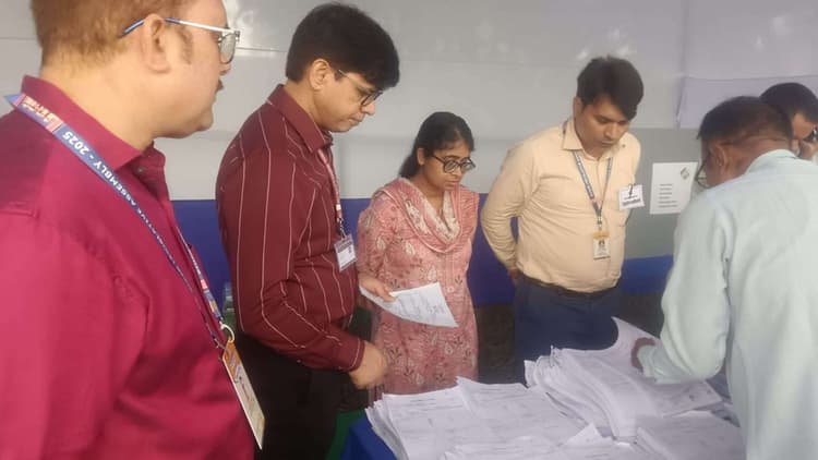 sasaram news : काराकाट विधानसभा के प्रेक्षक ने डाक मतपत्र मतदान केंद्र का किया निरीक्षण