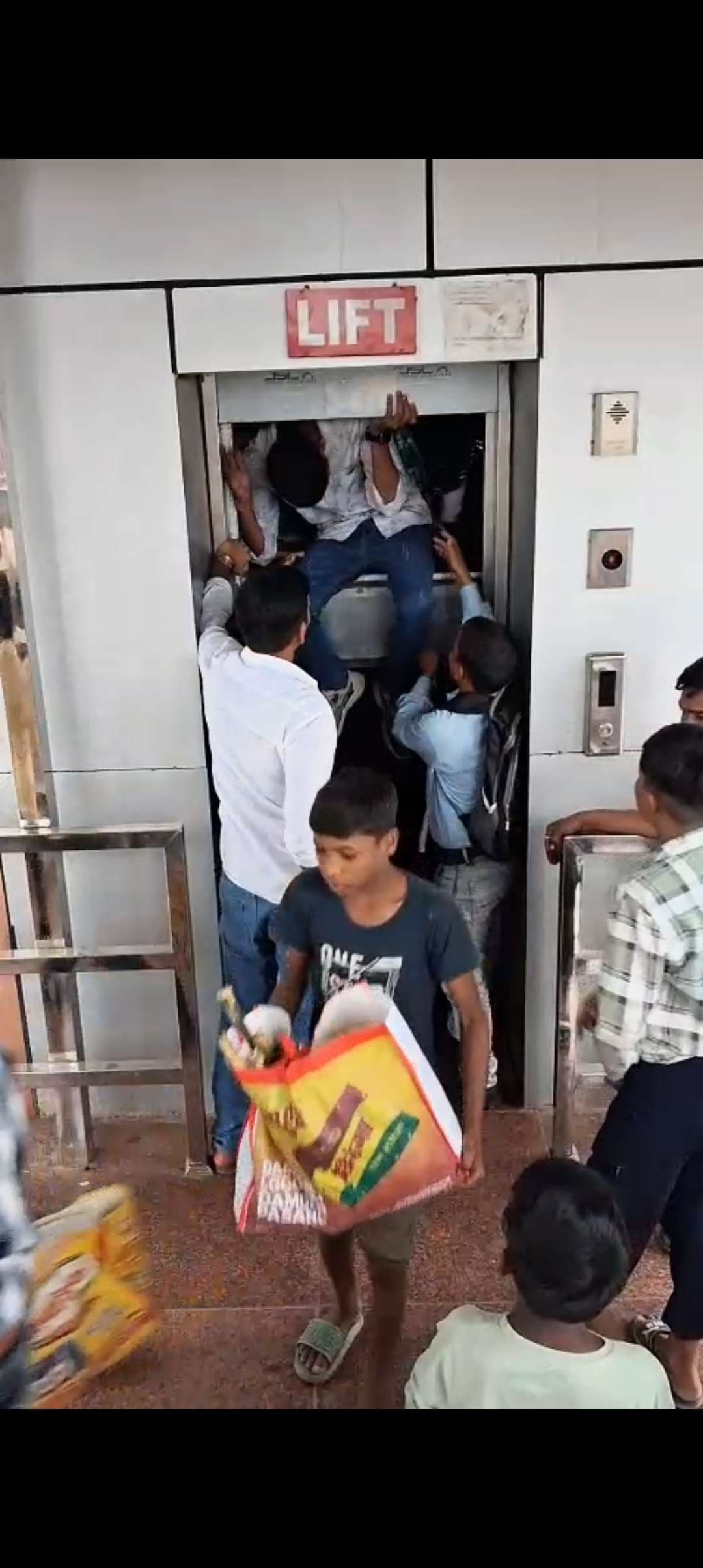 sasaram news : स्टेशन पर ओवरलोड से लिफ्ट में आयी खराबी, आधे घंटे तक फंसे रहे लोग