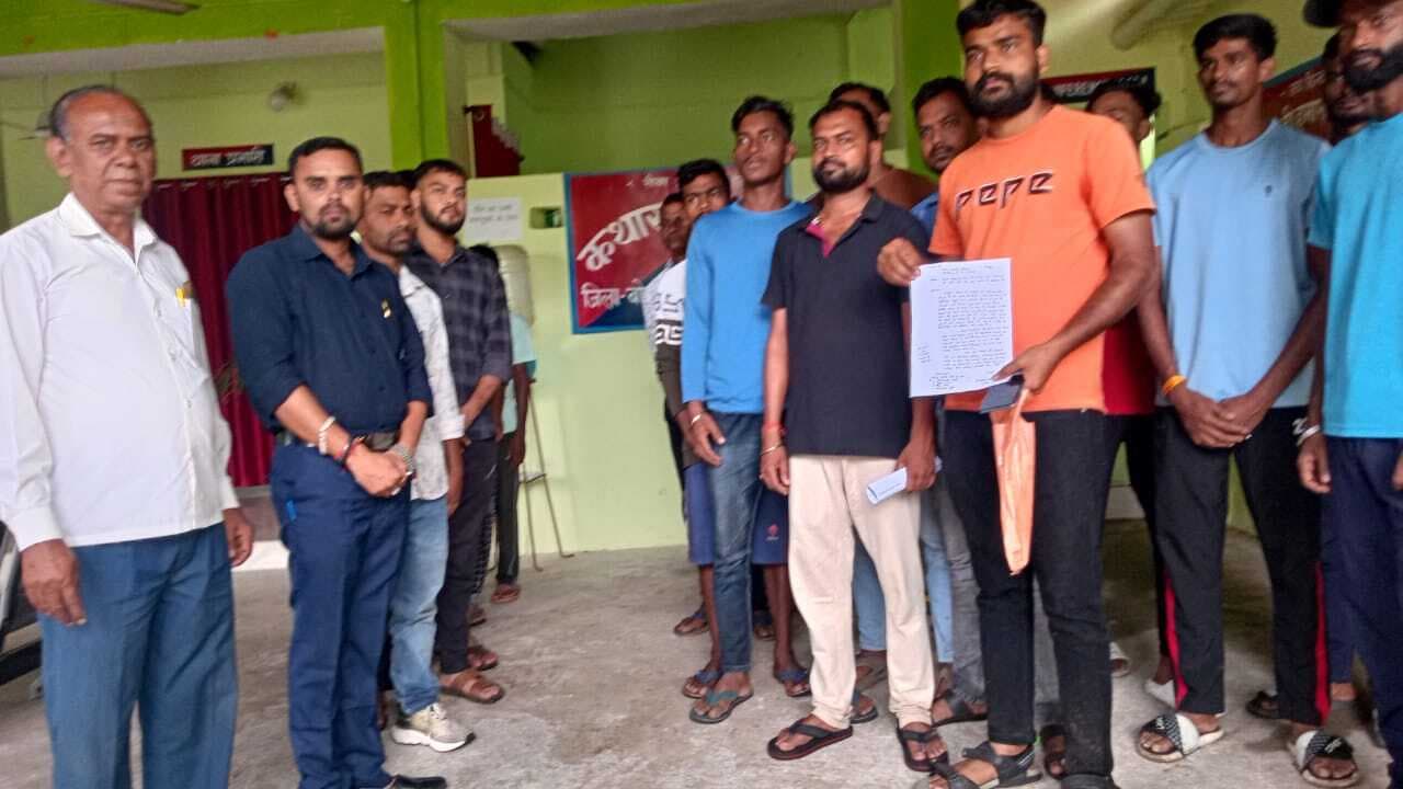 Bokaro News : अवैध शराब बेचने वालों के खिलाफ ग्रामीणों का माेर्चा