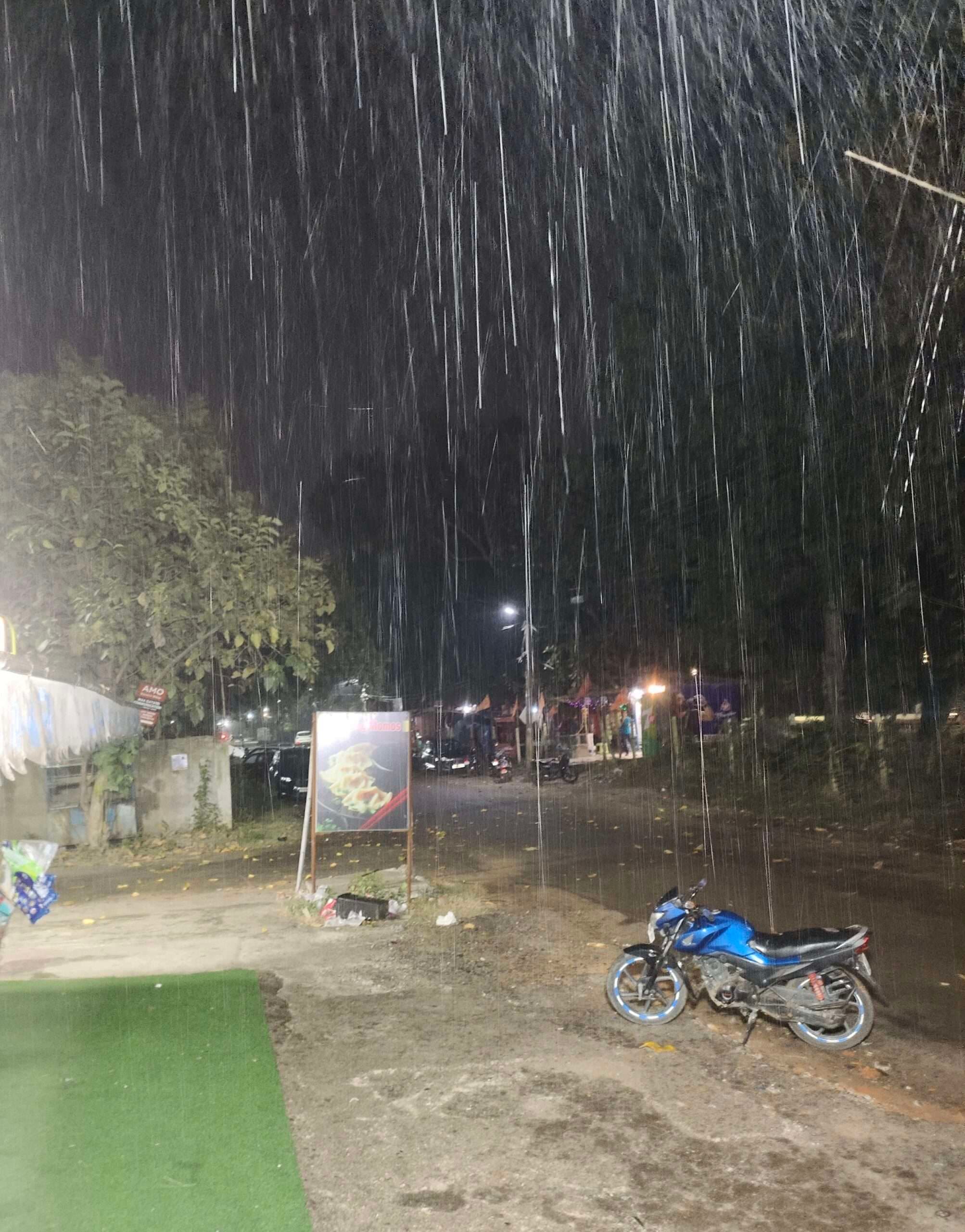 Bokaro News : दिनभर होती रही बारिश, बाजारों में चहल-पहल रही कम