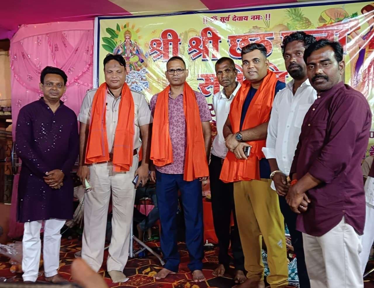 Bokaro News : छठ के गीतों पर झूमे लाेग